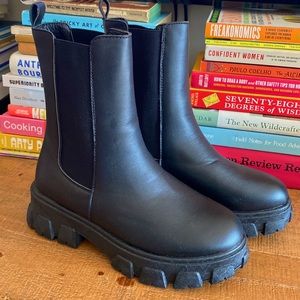 Wild Diva Platform Chelsea Boots Black Size 7.5 Brand New in Box Never Worn